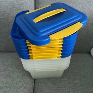 8 Carry Containers with removable Lids